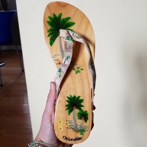Like NEW Woodies flip flops.